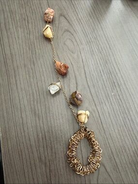 Ariana Ost Dripping Stones Hairtye